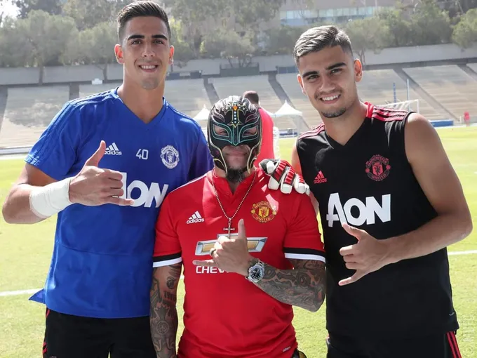 Siêu sao WWE Rey Mysterio mang mặt nạ đột nhập nơi tập luyện của Man Utd - Bóng Đá