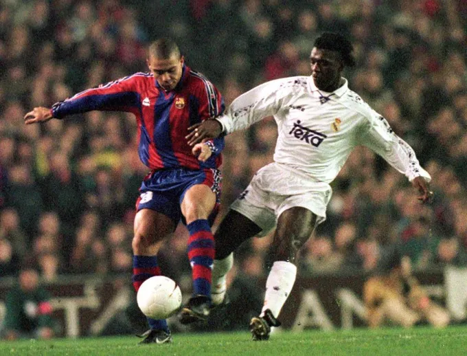 Clarence Seedorf bị vây chặt trên đường đến chậm chức HLV Deportivo - Bóng Đá