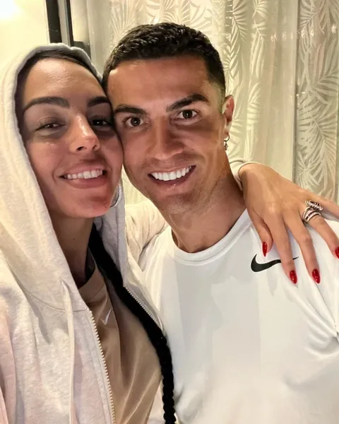 Phản ứng của bạn gái Cristiano Ronaldo khi người yêu ngồi dự bị - Bóng Đá