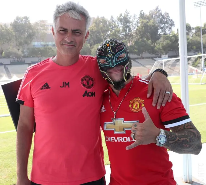 Siêu sao WWE Rey Mysterio mang mặt nạ đột nhập nơi tập luyện của Man Utd - Bóng Đá