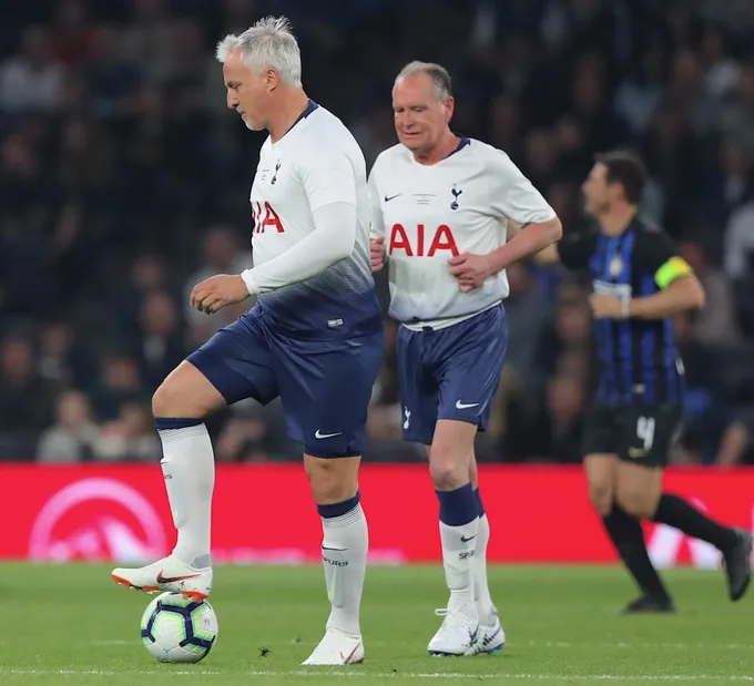 Từng chết lâm sàng 8 phút, huyền thoại Tottenham vẫn trở lại sân cỏ thần kỳ - Bóng Đá