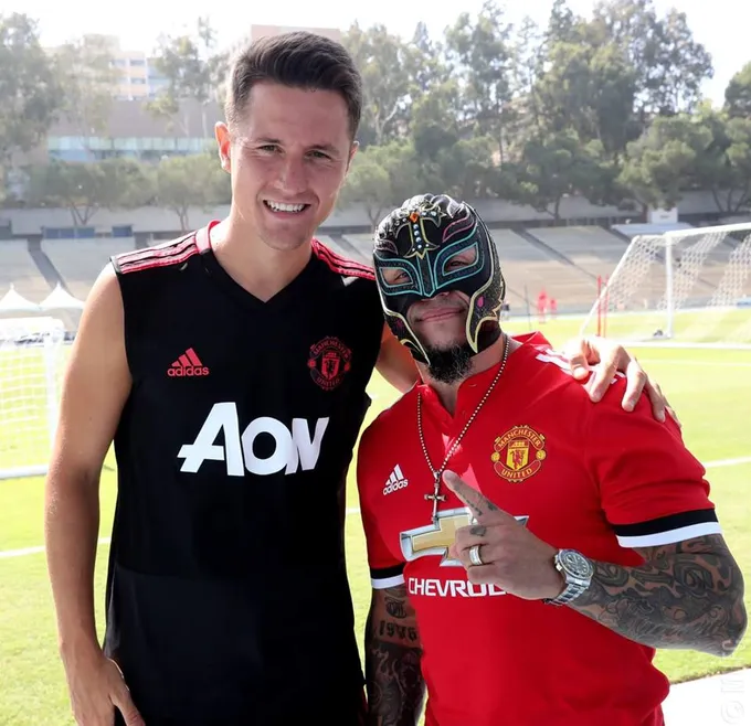 Siêu sao WWE Rey Mysterio mang mặt nạ đột nhập nơi tập luyện của Man Utd - Bóng Đá