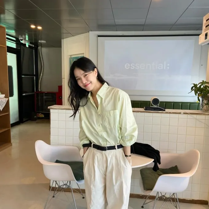 Áo sơ mi vừa toát lên sự thanh lịch, trang nhã nhưng không hề cộng tuổi cho người mặc.