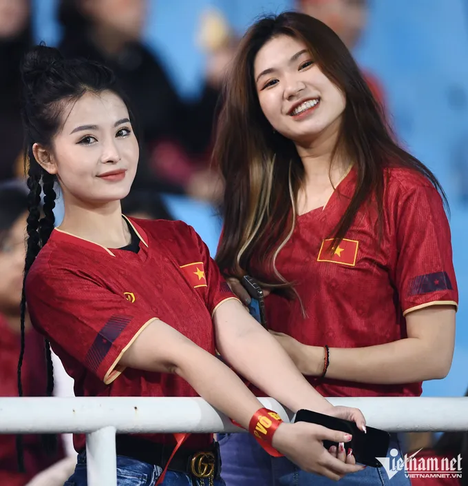 Những cô gái xinh đẹp 'nóng cùng AFF Cup' trên sân Mỹ Đình - Bóng Đá