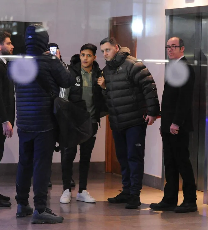 CĐV vây kín Alexis Sanchez sau trận ra mắt hoàn hảo - Bóng Đá