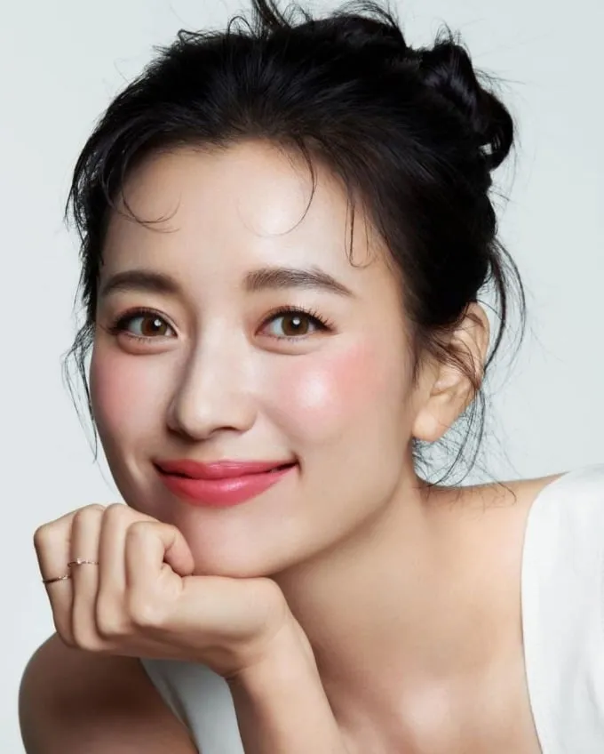 Vẻ ngoài xinh đẹp, kỹ năng diễn xuất tự nhiên giúp Han Hyo Joo nhận được nhiều lời mời hợp tác.