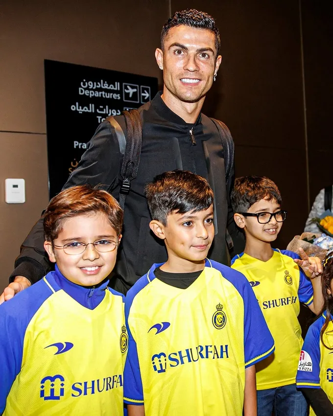 Ronaldo rạng rỡ khi đến Saudi Arabia - Bóng Đá