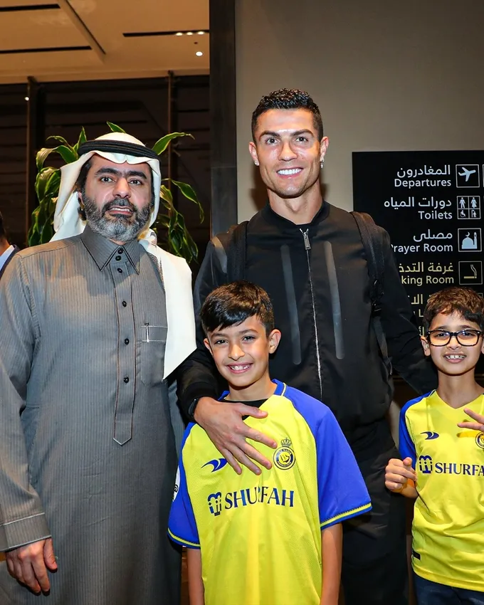 Ronaldo rạng rỡ khi đến Saudi Arabia - Bóng Đá