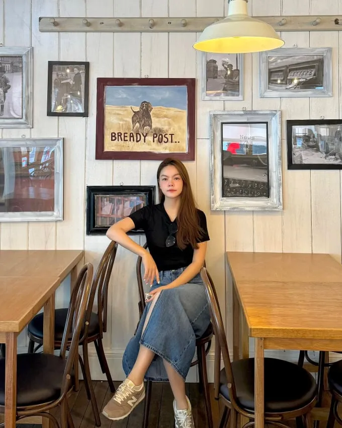 Áo thun màu đen và chân váy denim thêm đôi giàu màu be tăng thêm hiệu quả
