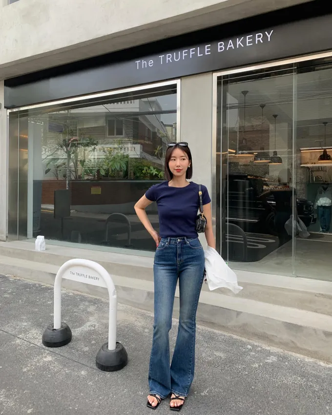 Quần jeans ống loe mang đến hiệu quả kéo chân thêm thao tác sơ vin sẽ càng cao ráo.