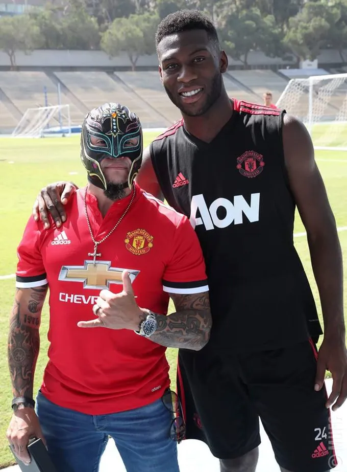 Siêu sao WWE Rey Mysterio mang mặt nạ đột nhập nơi tập luyện của Man Utd - Bóng Đá