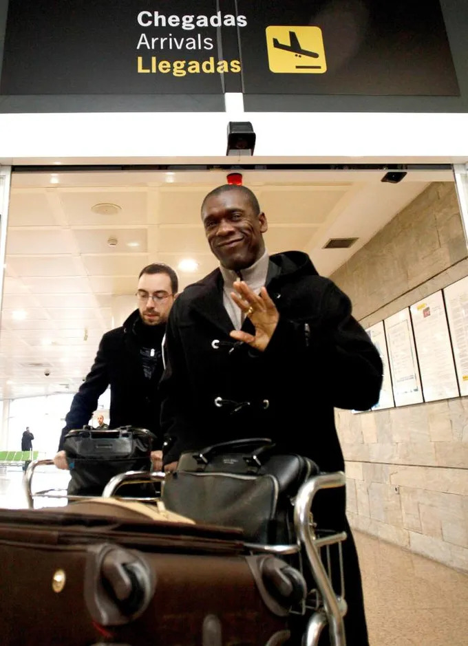 Clarence Seedorf bị vây chặt trên đường đến chậm chức HLV Deportivo - Bóng Đá