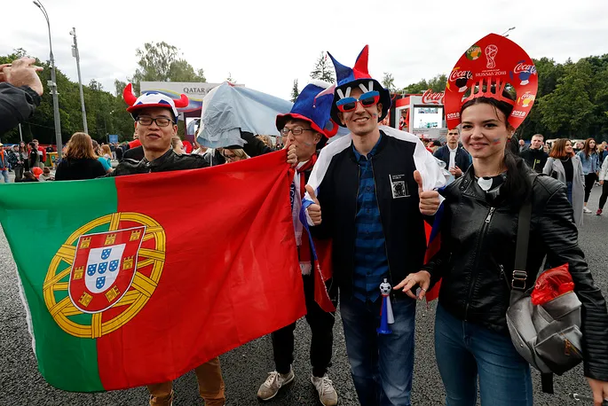 CĐV tứ xứ biến Moscow thành 'đại hội sắc màu' trước thềm khai mạc World Cup - Bóng Đá