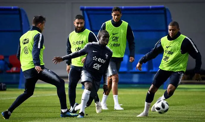 N' Golo Kante: Động cơ thầm lặng trong thế giới chất đầy cái tôi - Bóng Đá