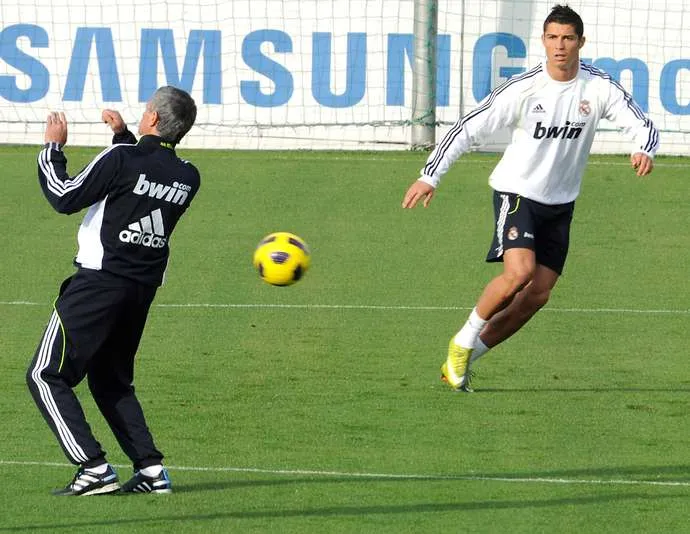 'Ronaldo tập với chúng tôi như với con anh ta vậy' - Bóng Đá