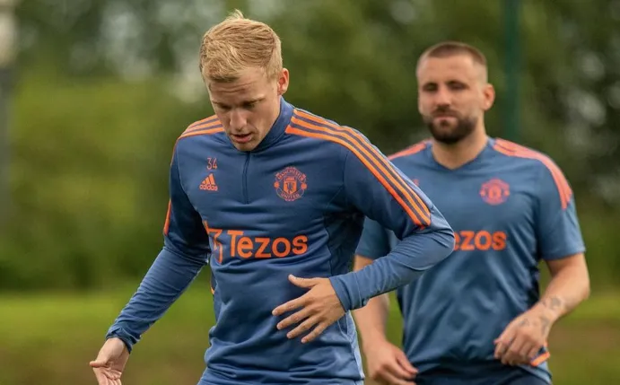 Frenkie de Jong, Martinez and Antony 'like' Donny van de Beek's post about Manchester United training - Bóng Đá