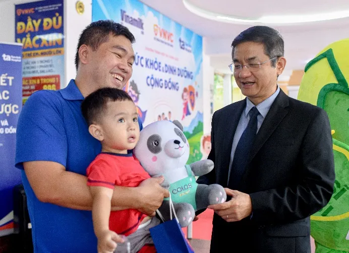 Các nhân vật dễ thương từ Vinamilk (Vệ sĩ Probi) và VNVC tặng quà cho các khách hàng, đặc biệt là các em nhỏ đến tiêm ngừa