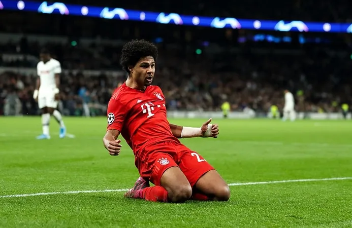 SỐC! Phá lưới Tottenham 4 lần, 'kẻ Arsenal từ bỏ' bị đồng đội đốn giò ngã chổng vó - Bóng Đá