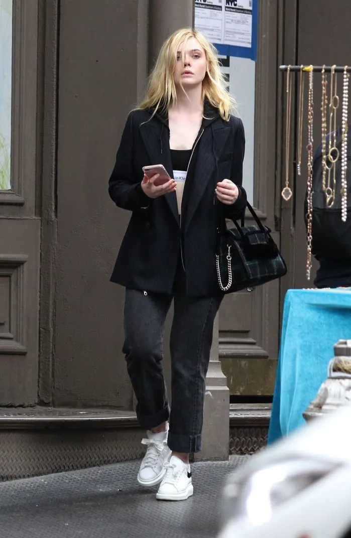 elle-fanning-chanh-sa-tren-tham-do-ngoai-doi-lai-tien-gi-mac-nay-732603