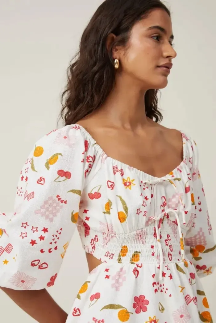 Với màu sắc tươi sáng và rực rỡ, chiếc đầm của COTTON:ON mang đậm hơi hướng mùa Hè cho nàng thoải mái vui chơi trong những kỳ nghỉ.