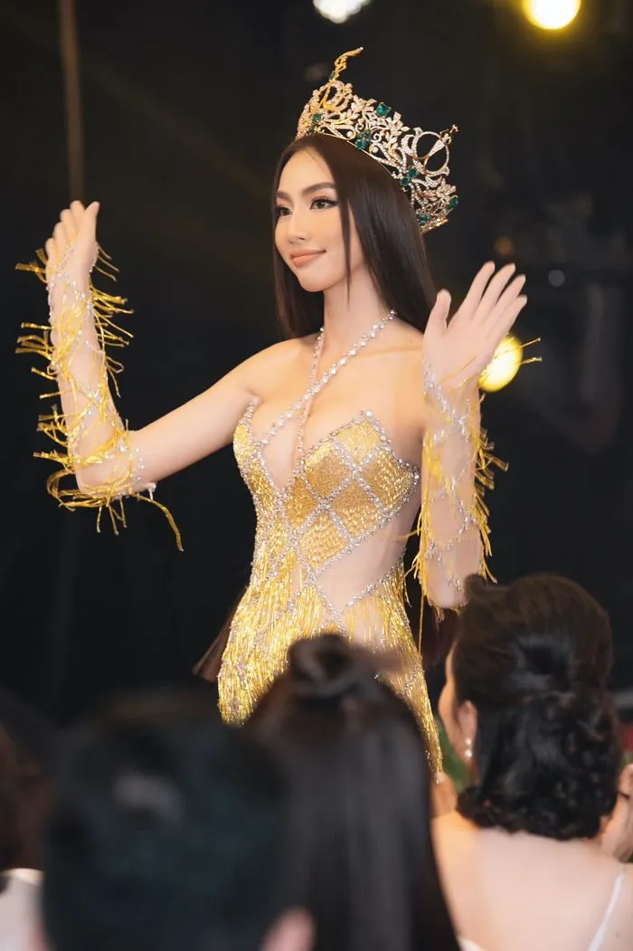 muon-kieu-hoa-a-hau-qua-camera-thuong-thuy-tien-chi-tay-vao-be-mo-b1f8d5