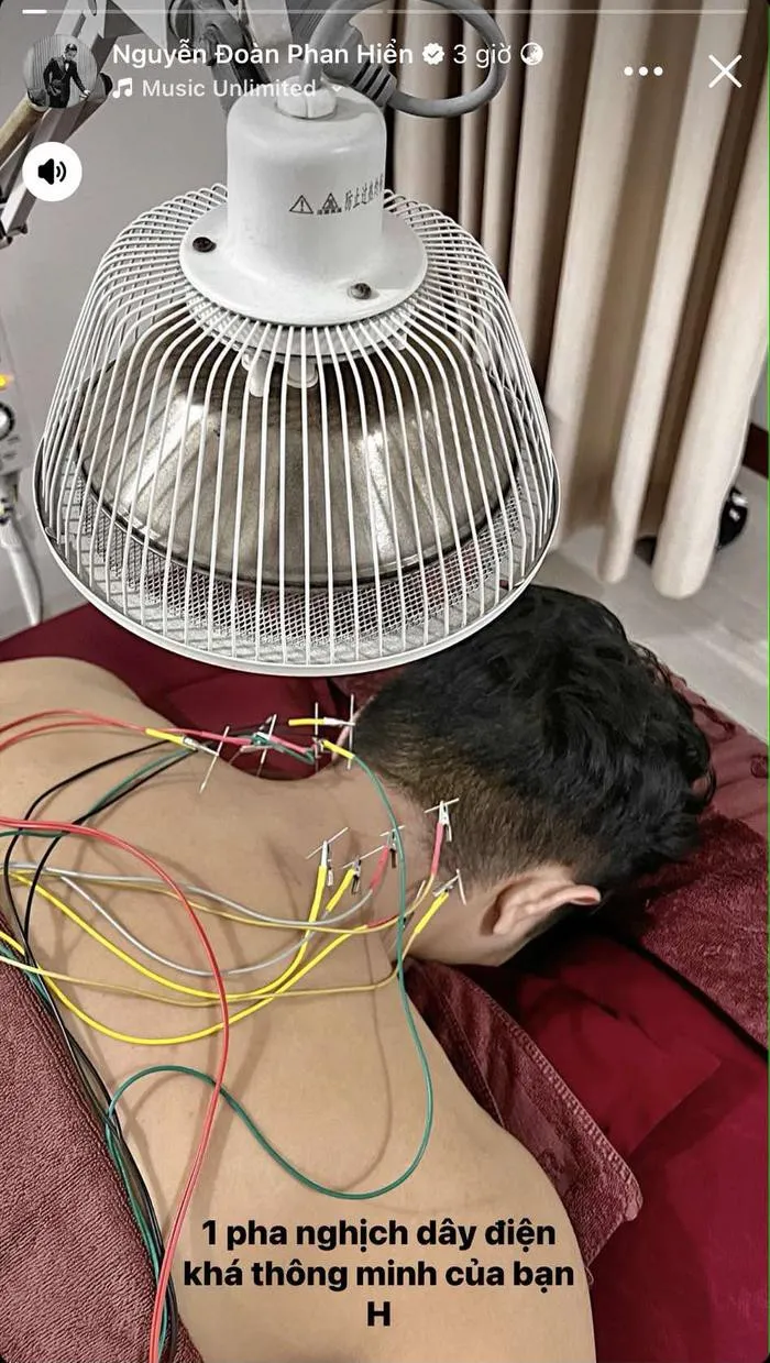 Phan Hiển đăng ảnh châm cứu đầy lưng