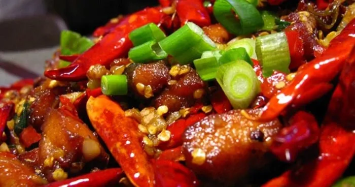 nguoi-dau-da-day-nen-tranh-thuc-an-cay-nong