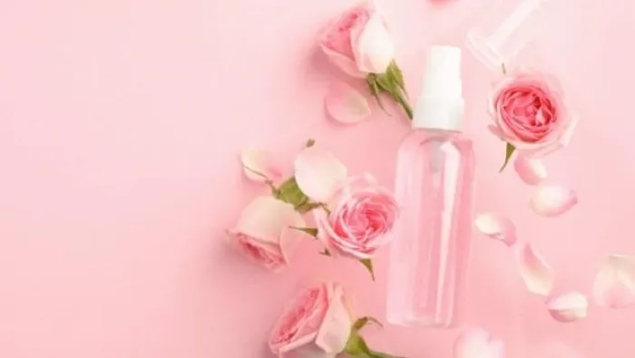 Nước hoa hồng là một loại toner tốt cho da.