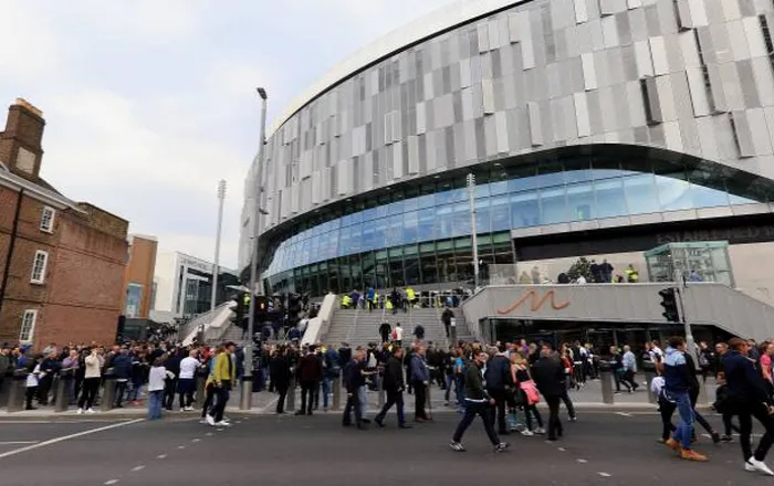 Từng chết lâm sàng 8 phút, huyền thoại Tottenham vẫn trở lại sân cỏ thần kỳ - Bóng Đá