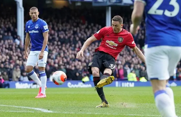 Manchester United coaches working individually with Nemanja Matic to improve his attacking instincts - Bóng Đá