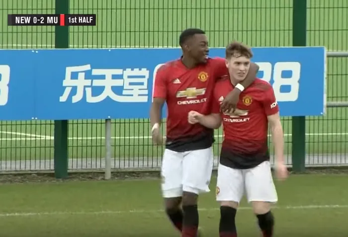 SỐC! Sao trẻ U18 Man United lập siêu phẩm 'không tưởng' - Bóng Đá