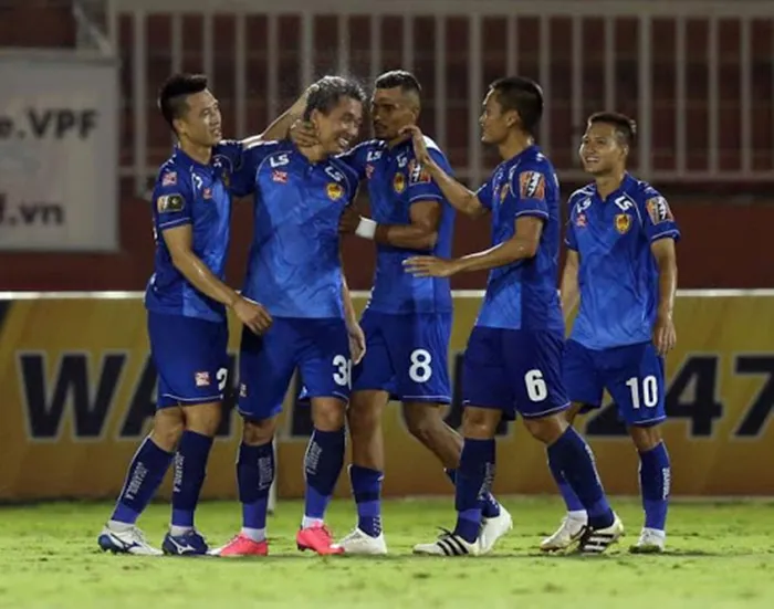 Giữa tâm dịch, CLB Quảng Nam vẫn tập luyện chờ V-League trở lại - Bóng Đá