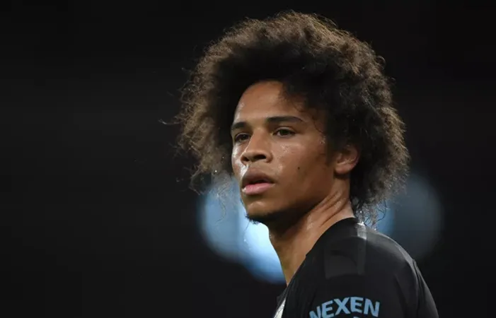 Bayern Munich head coach Hansi Flick telephones with Leroy Sané - Bóng Đá