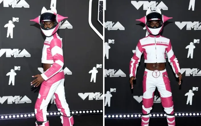 Style của Lil Nas X khiến người hâm mộ ngao ngán với outfit siêu nhân hồng trên thảm đỏ.