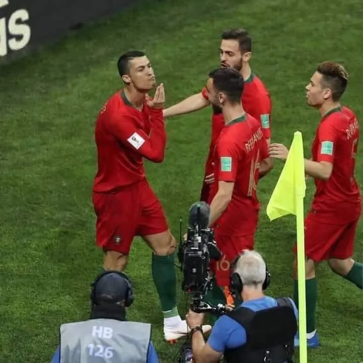 Ảnh chế Messi hỏng penalty: Ronaldo cười vỡ vụng, xuất hiện “Miss Pen” - Bóng Đá