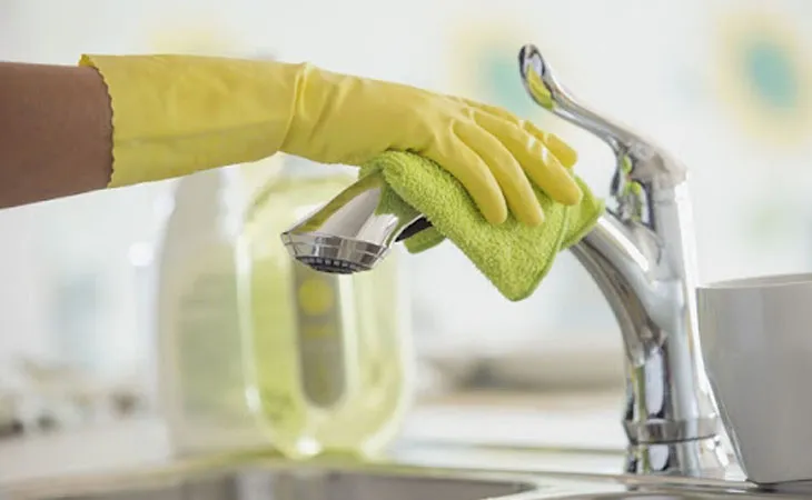 Dùng dung dịch tự chế xịt lên bề mặt vòi và để một lúc rồi dùng giẻ lau sạch vòi sẽ giúp nó sáng bóng như mới
