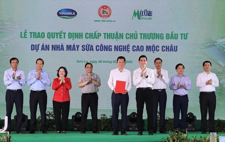 Ông Phạm Hải Nam (đứng giữa) – Tổng Giám đốc Mộc Châu Milk đại diện nhận Quyết định chấp thuận chủ trương đầu tư cho hạng mục “Nhà máy sữa công nghệ cao Mộc Châu” từ lãnh đạo Tỉnh Sơn La.