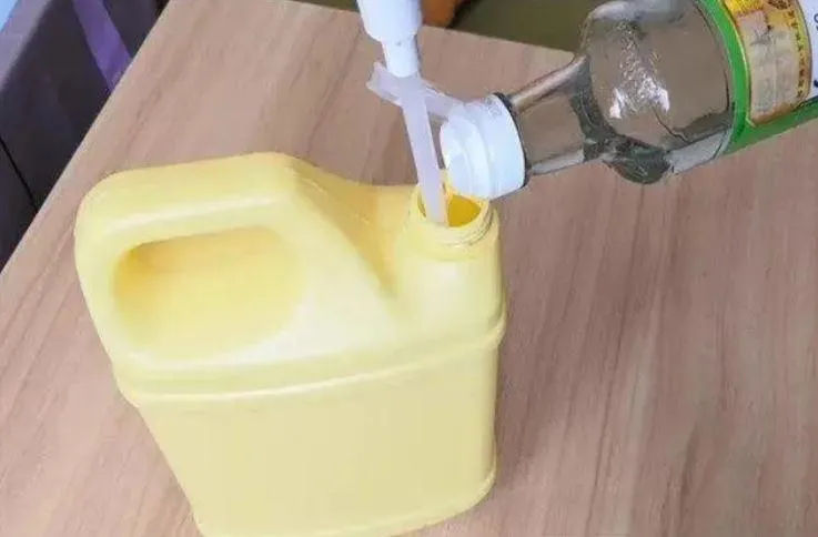 Chúng ta cần chuẩn bị một thùng chứa hoặc lọ, sau đó, đổ một lượng giấm trắng và nước rửa chén thích hợp.