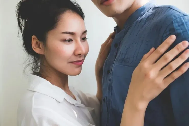 ối với đàn ông ở độ tuổi 50, những dấu hiệu này có thể là nếp nhăn ở khóe mắt, những đường rãnh trên trán hoặc sự suy giảm dần về thể lực và năng lượng.