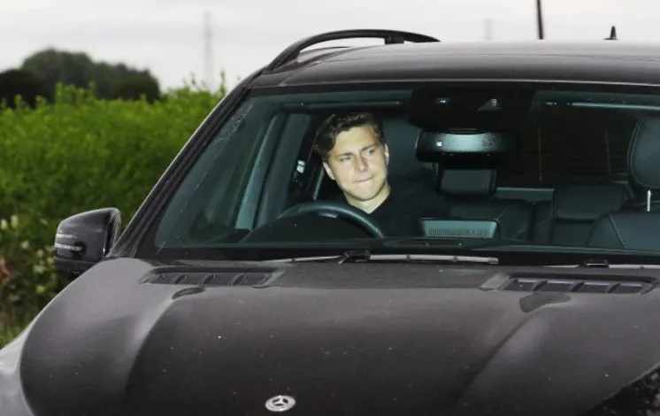 Victor Lindelof spotted out in Cheshire as he takes break from Manchester United - Bóng Đá