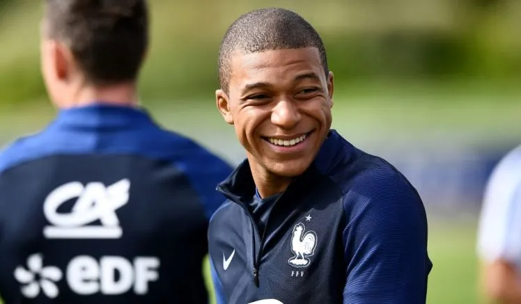 Hàng thủ của Uruguay thừa sức khiến Mbappe 'mất tích' - Bóng Đá
