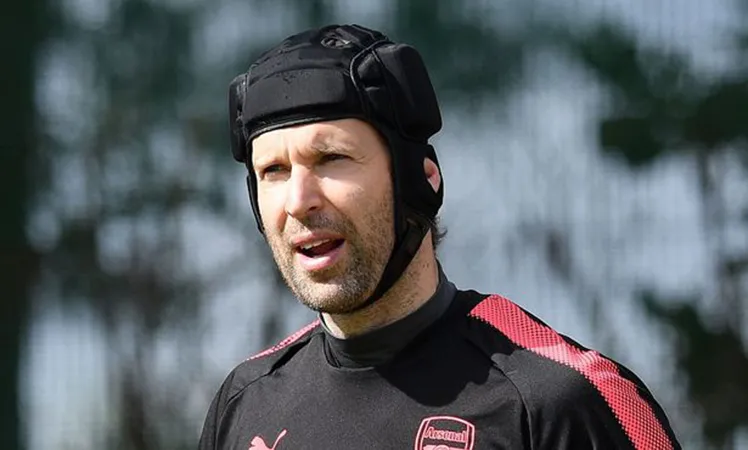 Petr Cech tìm đường tháo chạy,