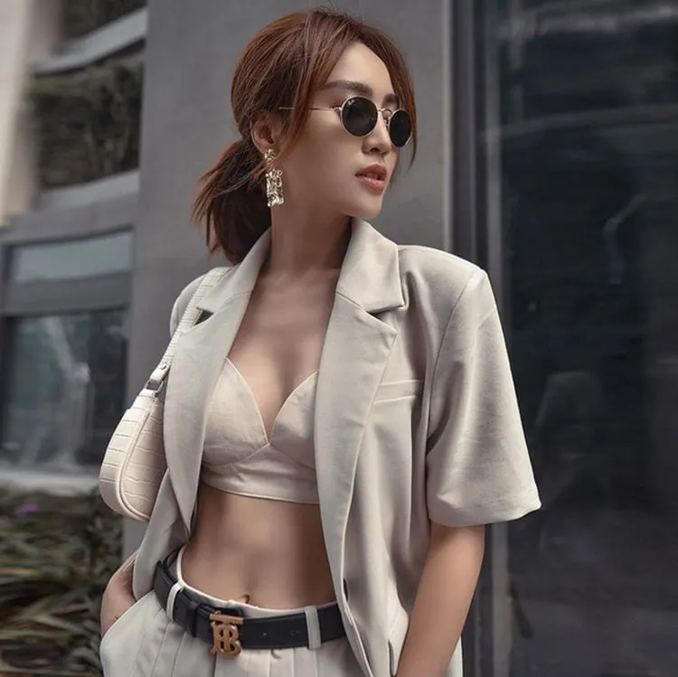 Một gợi ý kết hợp dành cho những cô nàng phá cách, áo blazer và bralette. 