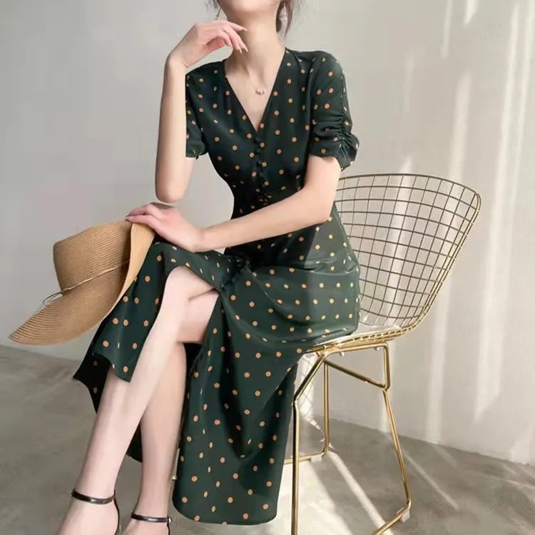 Họa tiết chấm bi mang lại sự vui tươi, các nàng cũng dễ dàng thể hiện phong cách năng động và hiện đại.