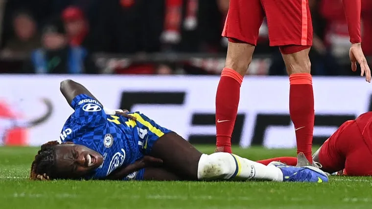 'I don't get it!' - Chalobah questions referee after receiving stitches from Keita tackle in Carabao Cup final - Bóng Đá