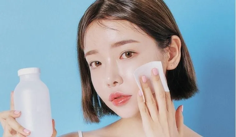 Việc sử dụng toner chứa vitamin C vào thứ 2 sẽ cung cấp một liều vitamin C dồi dào cho da