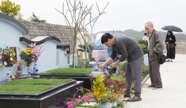 Thờ cúng tổ tiên là một nghi lễ quan trọng, nhưng không thể tránh khỏi cảm giác nặng nề và buồn bã.