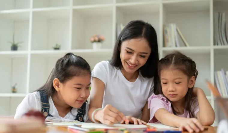 Mẹ chính là người đồng hành với trẻ nhiều nhất nên việc cư xử trước mặt trẻ nhỏ cần có những nguyên tắc riêng.