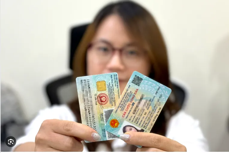 Phạt cảnh cáo hoặc phạt tiền 300.000 đến 500.000 đồng đối với các hành vi không thực hiện đúng quy định của pháp luật về việc cấp, đổi hoặc cấp lại thẻ căn cước công dân.