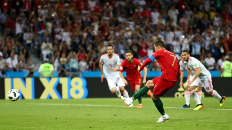 Có người không vui khi bị Ronaldo phá kỉ lục - Bóng Đá